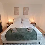 Bright And Central With 2 Beds Incl Workspace